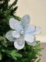 Christmas Tree Decorative Flower Add elegance, texture, and festive charm to your holiday décor with this decorative Christmas tree flower. Designed to enhance Christmas trees and seasonal displays, it brings depth, color, and a sophisticated finishing touch to any decorating style. Perfect for use on Christmas trees, wreaths, garlands, centerpieces, and other holiday arrangements, it blends beautifully with both classic and modern Christmas themes. Features * Adds elegance and dimension to Christmas decorations. * Ideal for Christmas trees, wreaths, garlands, centerpieces, and seasonal displays. * Easy to attach, shape, and reposition. * Available in a variety of colors, sizes, materials, and decorative designs. * Suitable for home, retail, event, and commercial holiday décor. Perfect For * Christmas Tree * Wreath * Garland * Centerpiece * Holiday Décor Available at Rojeh Store, Al Fuheis, Amman, Jordan
