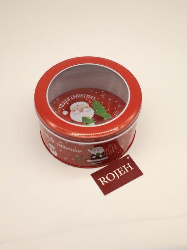 Size : 17 × 6 cm Add a festive touch to your holiday with our Santa round metal gift box. Crafted from durable tin, it's ideal for storing Christmas cookies, sweets, or small gifts. Discover premium Christmas tin boxes at Rojeh Store. Visit our showroom in Fuheis, Amman, Jordan, or shop online today.